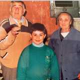 ...�mio nonno materno, Giuseppe Di Prizio, era il loro bracciante agricolo, perci� quando questi si trasferirono altrove negli anni 80, tocc� a lui e mia nonna Teresa vivere nella villa� (qui nella foto con Gigi, il fratello di Elisa)